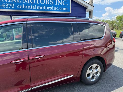 Used 2018 Chrysler Pacifica Limited image 2