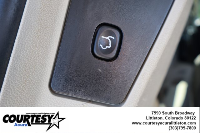 Used 2015 Chrysler Town & Country Touring FWD image 25