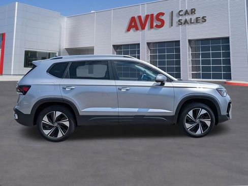 Used 2025 Volkswagen Taos SE AWD/4WD image 5