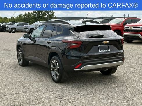 Used 2025 Chevrolet Trax LT FWD image 3