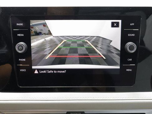 New 2025 Volkswagen Taos SE w/ Panoramic Sunroof Package image 10