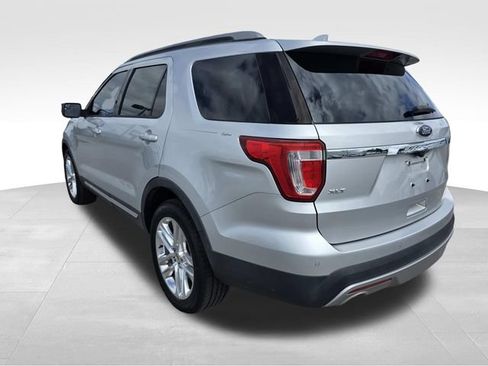 Used 2017 Ford Explorer XLT w/ Equipment Group 202A FWD image 4