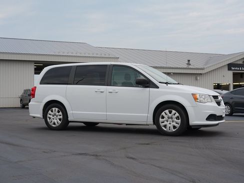 Used 2018 Dodge Grand Caravan SE w/ UConnect Hands-Free Group FWD image 2