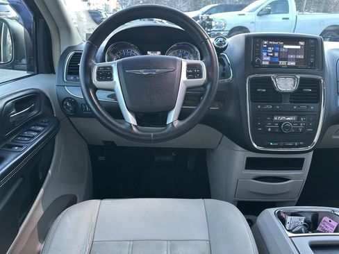 Used 2016 Chrysler Town & Country Touring w/ Driver Convenience Group image 17