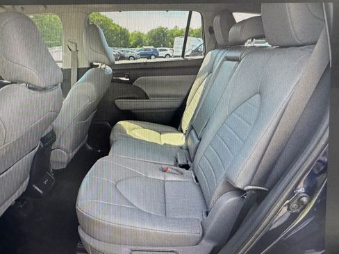 Used 2022 Toyota Highlander XLE AWD/4WD image 7