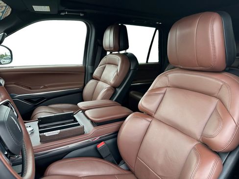 Used 2025 Lincoln Navigator Reserve AWD/4WD image 9