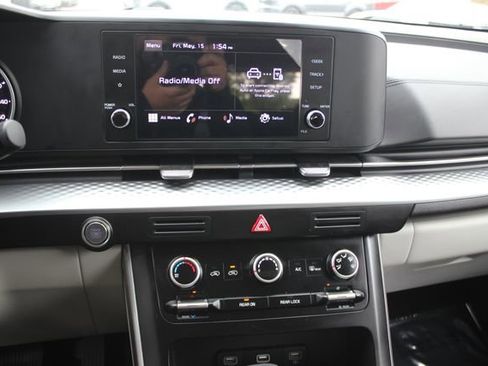 Used 2024 Kia Carnival LX FWD image 4