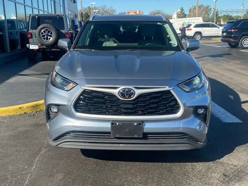 Used 2023 Toyota Highlander XLE image 3