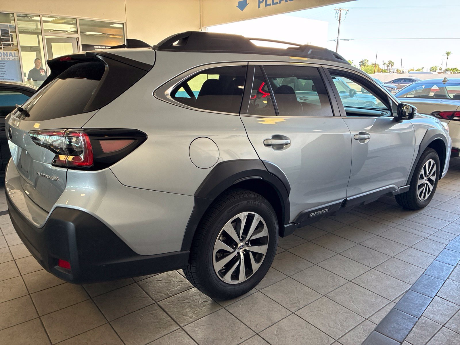 Used 2023 Subaru Outback Premium AWD/4WD image 4