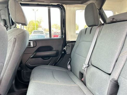 Used 2025 Jeep Wrangler Unlimited Sahara image 28