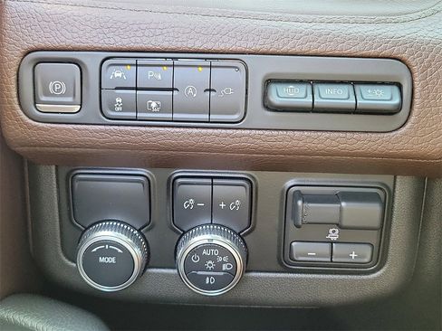 Used 2022 GMC Yukon XL Denali w/ Denali Premium Package image 15