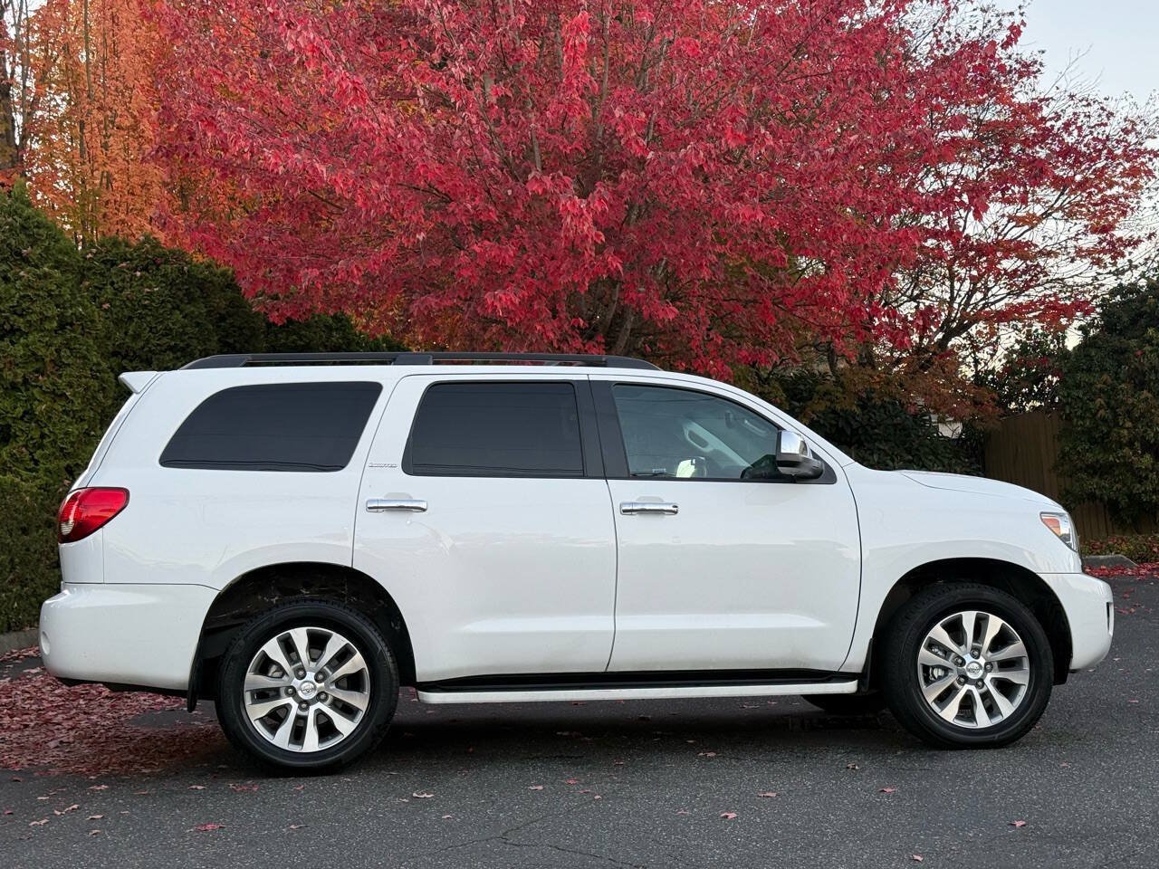 Used 2016 Toyota Sequoia Limited w/ Safety & Convenience Package AWD/4WD image 5