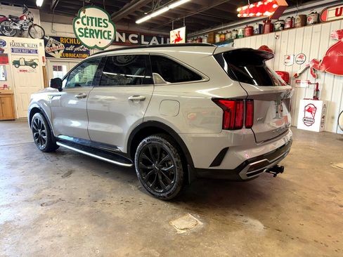 Used 2022 Kia Sorento SX image 3