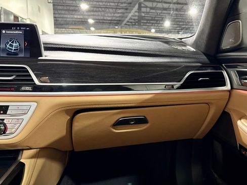 Used 2018 BMW 750i image 25