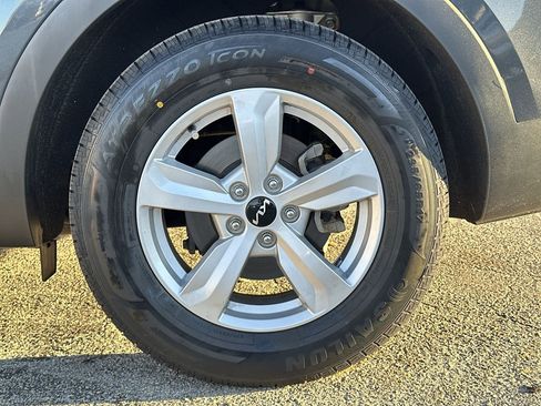 Used 2023 Kia Sorento LX image 19