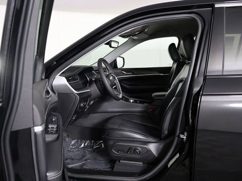 Used 2023 Jeep Grand Cherokee Limited AWD/4WD image 30