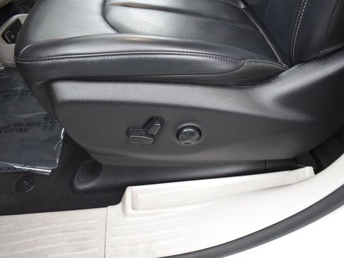 Used 2023 Chrysler Pacifica Touring-L FWD image 9