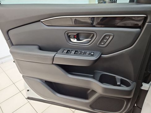 Certified 2025 Honda Pilot Touring image 17