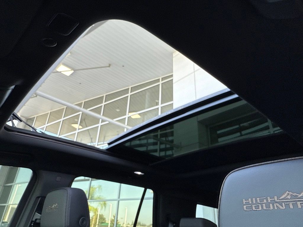 Used 2021 Chevrolet Tahoe High Country RWD image 12