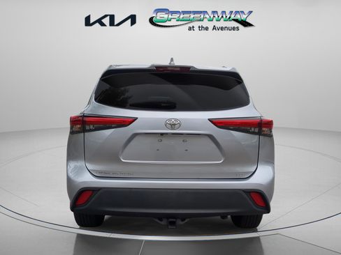 Used 2021 Toyota Highlander XLE FWD image 5