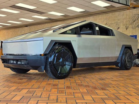 Used 2024 Tesla Cybertruck AWD Crew Cab image 4