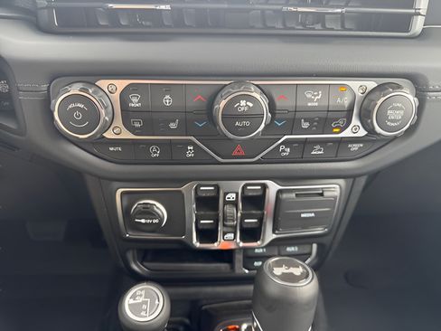 Used 2025 Jeep Wrangler Unlimited Sahara AWD/4WD image 25