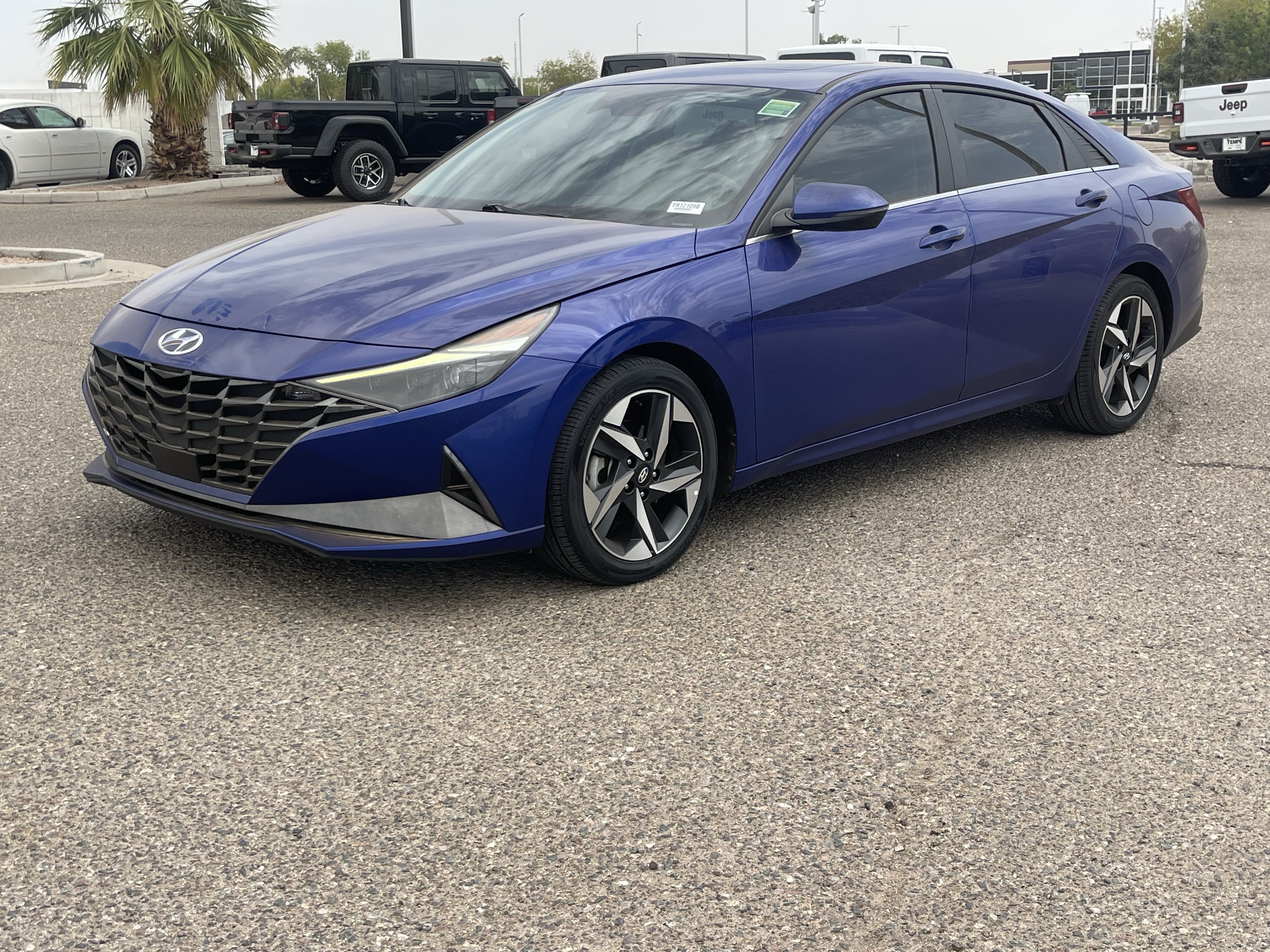 Used 2023 Hyundai Elantra Limited w/ Preferred Accessory Package FWD image 2