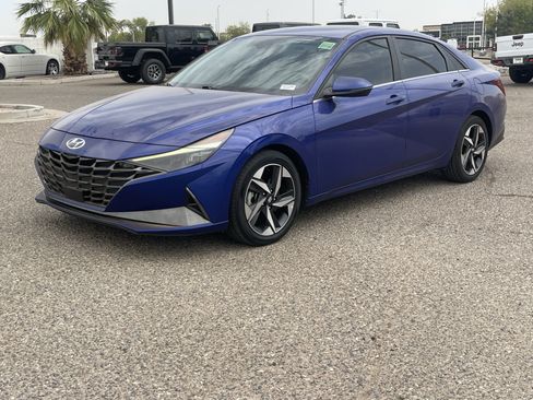 Used 2023 Hyundai Elantra Limited w/ Preferred Accessory Package FWD image 2