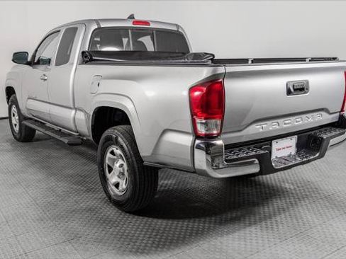Used 2017 Toyota Tacoma SR5 RWD image 6