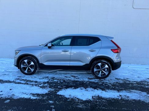 Used 2024 Volvo XC40 B5 Plus image 2