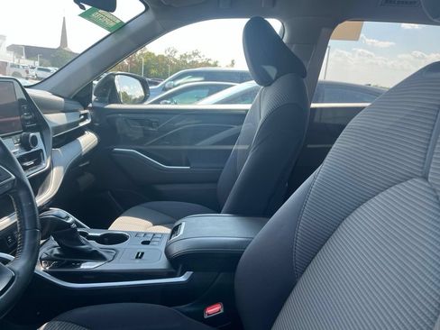 Used 2024 Toyota Highlander LE FWD image 7