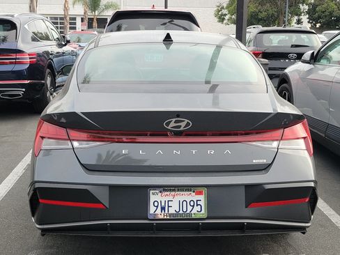 Used 2025 Hyundai Elantra Limited FWD image 4