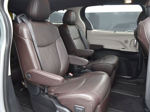 Used 2023 Toyota Sienna Platinum image 25