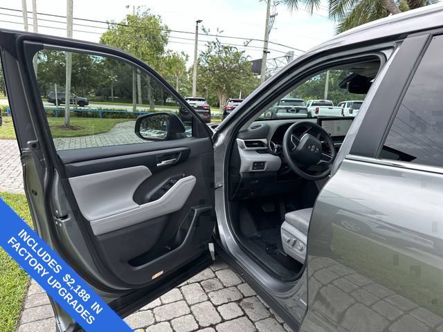 Used 2025 Toyota Highlander XLE FWD image 22