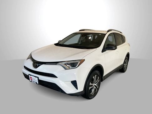 Used 2018 Toyota RAV4 LE image 1