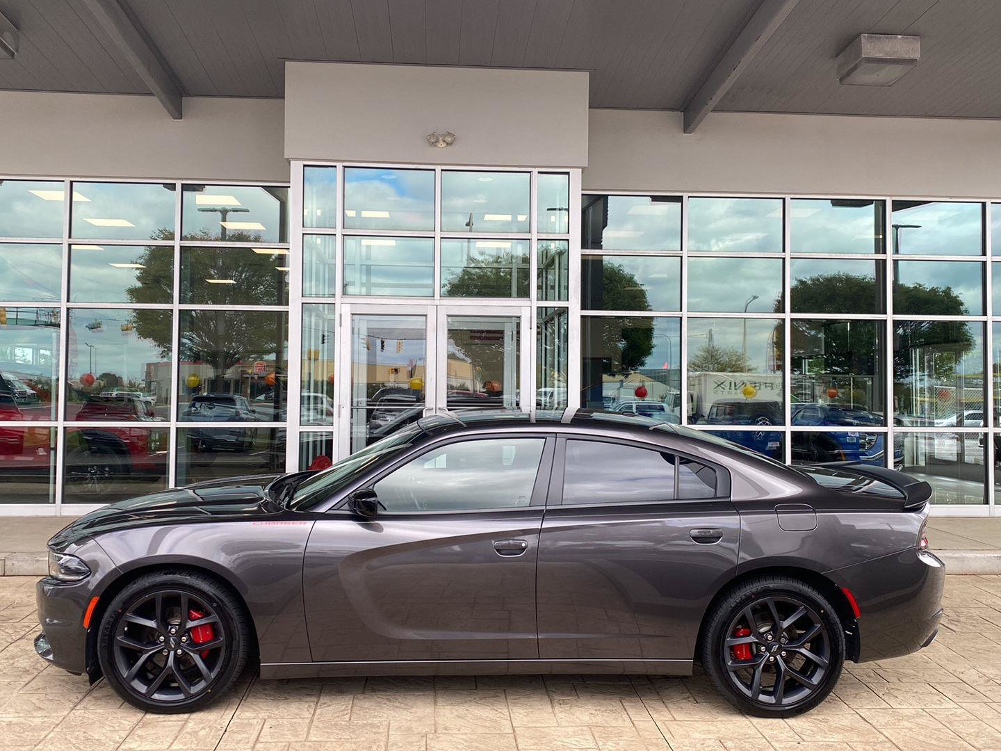 Used 2022 Dodge Charger SXT w/ Blacktop Package RWD image 5