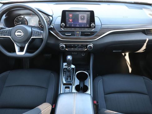 Used 2024 Nissan Altima 2.5 SV image 2