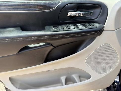 Used 2016 Chrysler Town & Country Touring-L w/ Driver Convenience Group FWD image 23