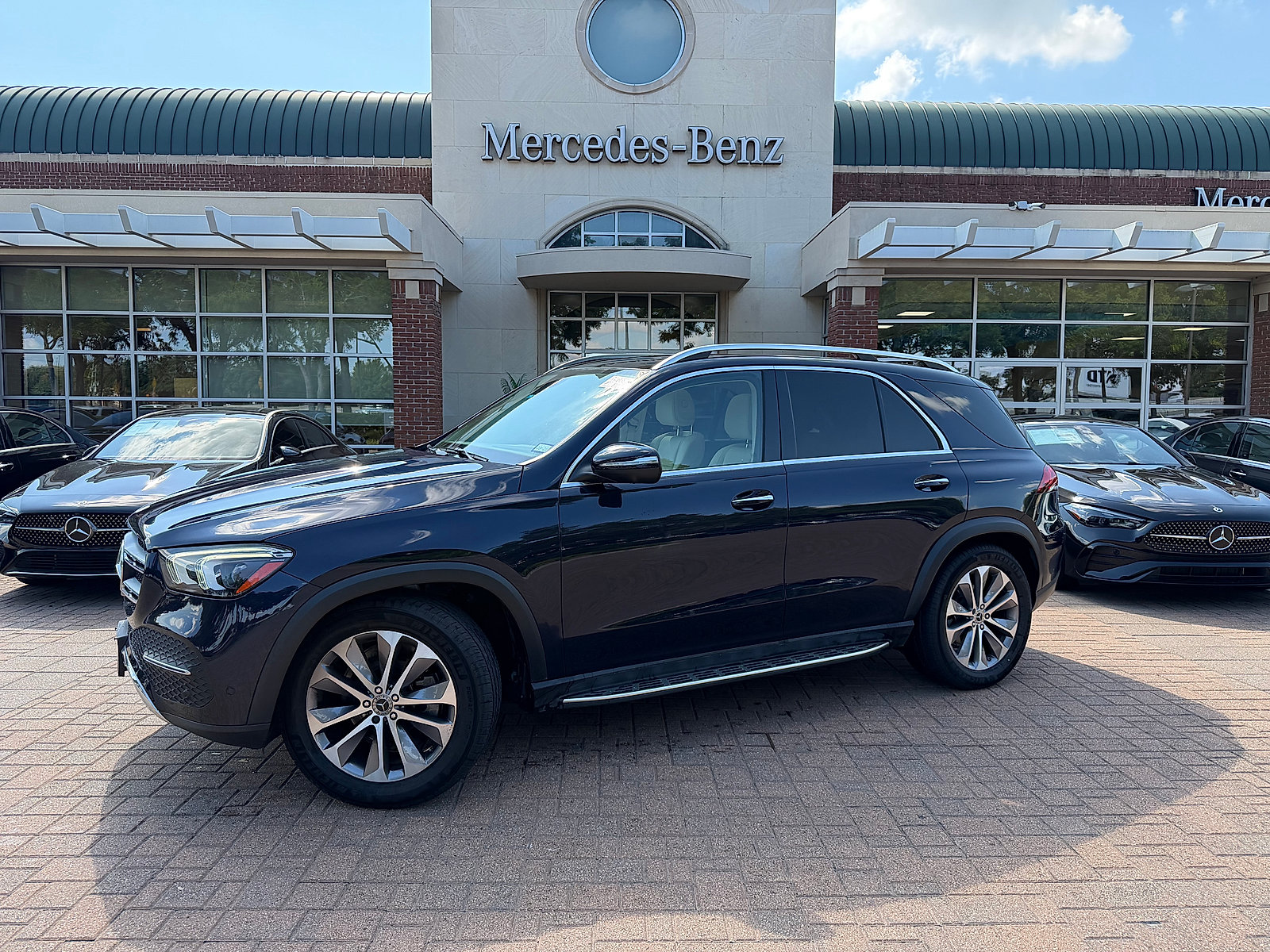 Used 2022 Mercedes-Benz GLE 350 4MATIC w/ Premium Package image 2