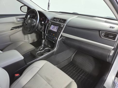 Used 2016 Toyota Camry SE w/ Moonroof Package FWD image 33