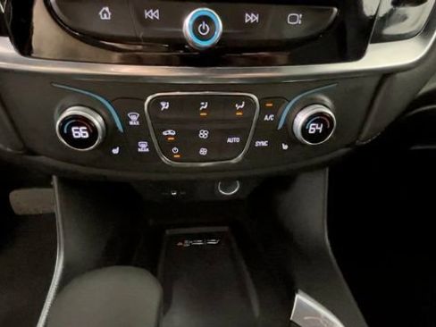 Used 2023 Chevrolet Traverse LT FWD image 30
