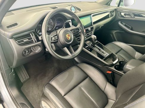 Certified 2025 Porsche Macan AWD/4WD image 4