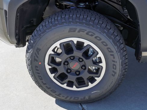 Certified 2026 Toyota Tacoma TRD Off-Road AWD/4WD image 12