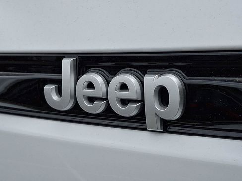 Used 2025 Jeep Grand Cherokee Limited w/ Luxury Tech Group II AWD/4WD image 31