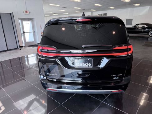 Used 2026 Chrysler Pacifica Limited FWD image 18