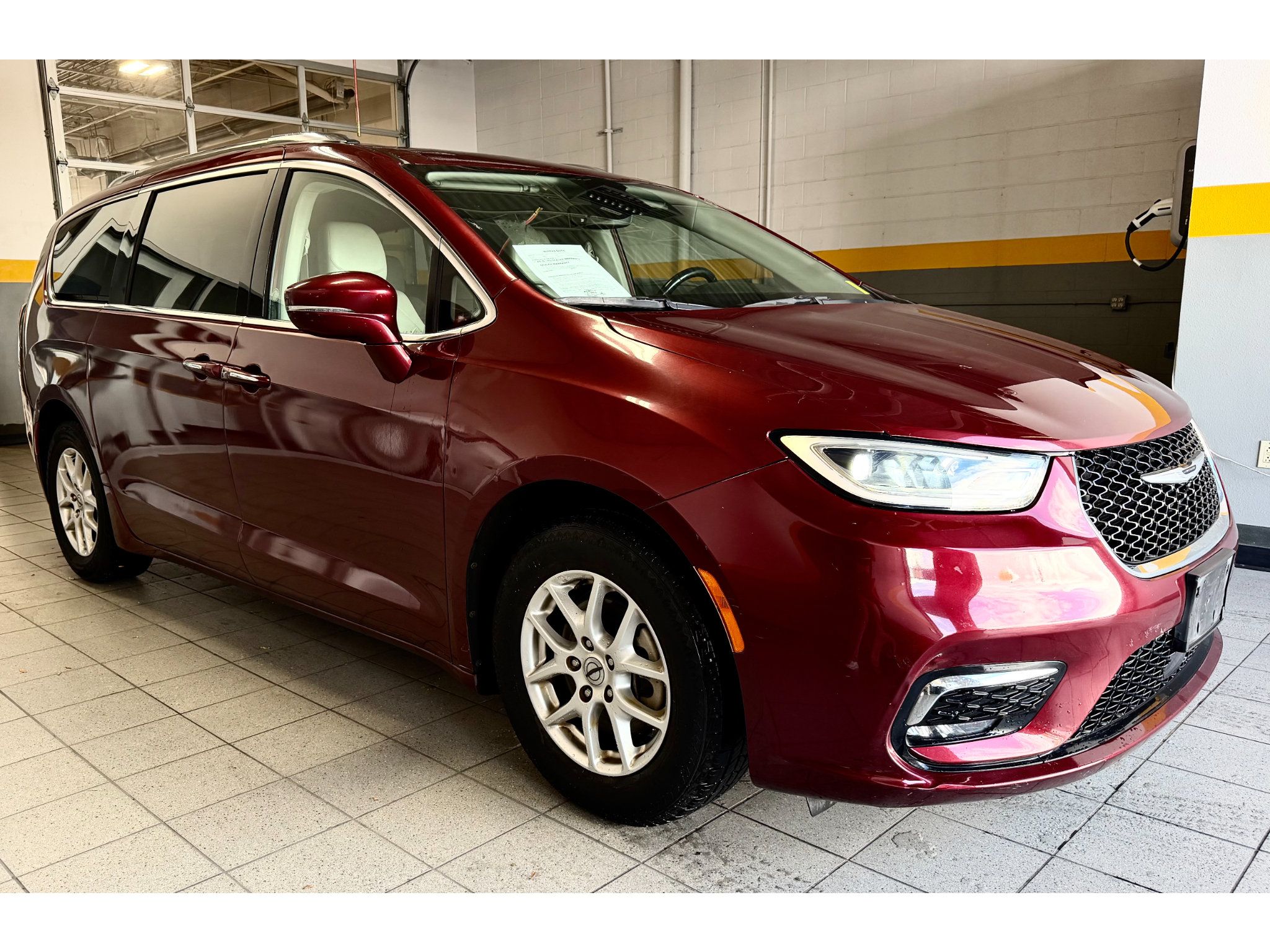 Used 2021 Chrysler Pacifica Touring-L FWD image 3