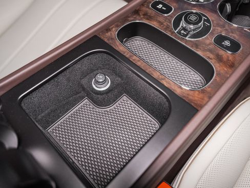 Used 2025 Bentley Bentayga Extended Wheelbase image 56