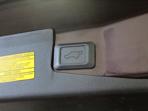 Used 2011 Toyota Highlander SE w/ Convenience Pkg AWD/4WD image 31