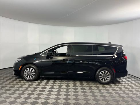 Used 2025 Chrysler Pacifica Select w/ Uconnect Theater Family Group image 9