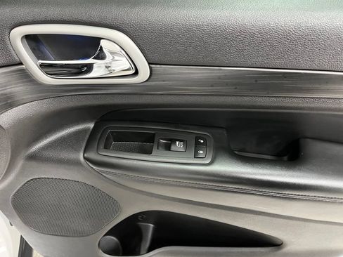 Used 2020 Jeep Grand Cherokee Laredo AWD/4WD image 56